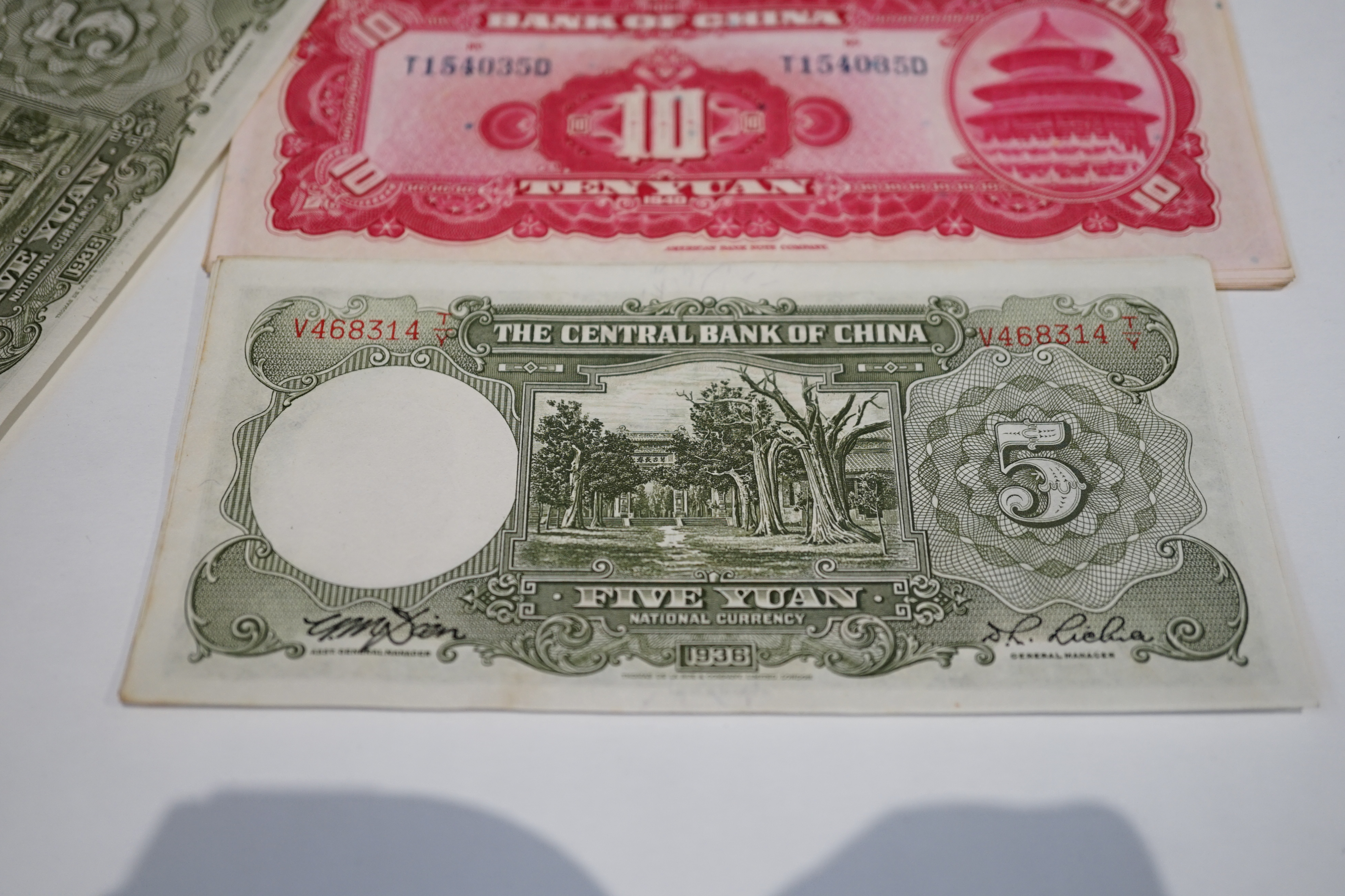 World Bank notes, good VF to UNC, to include a run of 9 consecutive central bank of China five yuan 1936, a run of 10 consecutive Bank of China 10 yuan 1940, Bank of England £1 notes, Elizabeth II, Taiwan, Brazil, Poland